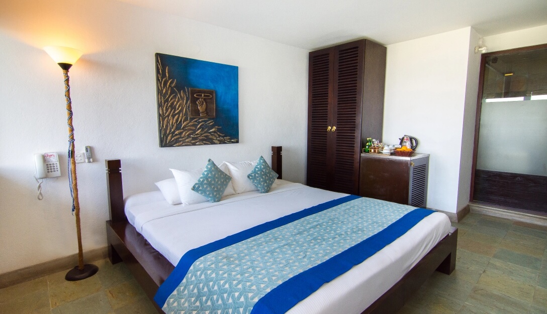 Cozy deluxe room bed with comfort at Theva Residency Kandy